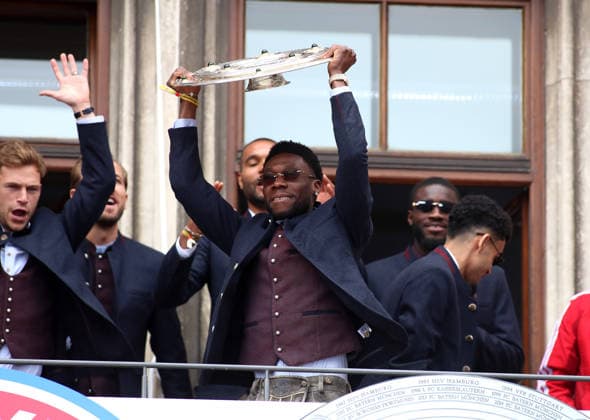 Fussball, Herren, Bundesliga, Saison 2025 2026, FC Bayern München, Meisterfeier, Rathausbalkon, Marienplatz Alphonso Davies(FC Bayern München) streckt die Meisterschale in die Höhe
