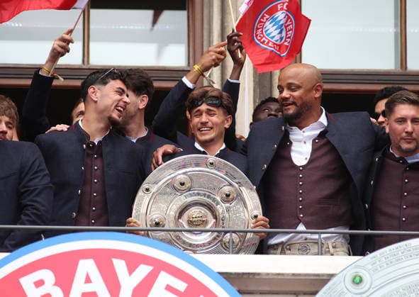 Fussball, Herren, Bundesliga, Saison 2025 2026, FC Bayern München, Meisterfeier, Rathausbalkon, Marienplatz Aleksandar Pavlovic (FC Bayern München) mit Tom Bischof (FC Bayern München) und Vincent Kompany, Trainer (FC Bayern München) (v.l.n.r.) auf dem Meisterbalkon stehend