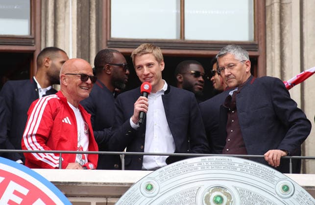 Fussball, Herren, Bundesliga, Saison 2025 2026, FC Bayern München, Meisterfeier, Rathausbalkon, Marienplatz Stadionsprecher Stphan Lehmann mit Dominik Krause, Oberbürgermeister der Stadt München und Herbert Hainer, Präsident (FC Bayern München) (v.l.n.r.) im Gespräch