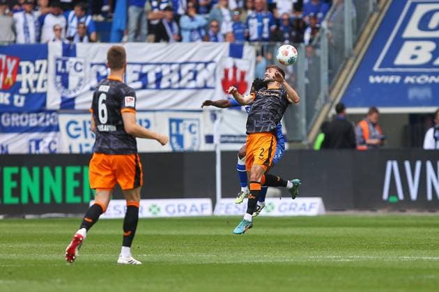 Magdeburg, Sachsen-Anhalt, Deutschland, 17.05.2026: Avnet Arena: 34. Spieltag, Saison 2025 26, 2. Fußball-Bundesliga: 1. FC Magdeburg - 1. FC Kaiserslautern: Lubambo Musonda (19, 1. FC Magdeburg) und Simon Asta (2, 1. FC Kaiserslautern) im Kopfballduell, Fabian Kunze (6, 1. FC Kaiserslautern) schaut zu
