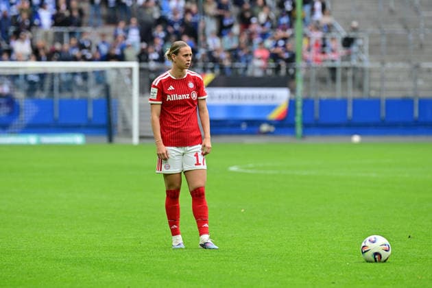 Fußball I Frauen I Saison 2025-2026 I Bundesliga I 26. Spieltag I Hamburger SV - FC Bayern München I 17.05.2026 Klara Bühl (17, FC Bayern München) bei einem Freistoß. Hamburg Volksparkstadion Hamburg Deutschland Copyright: xLobeca WolfxGebhardtx