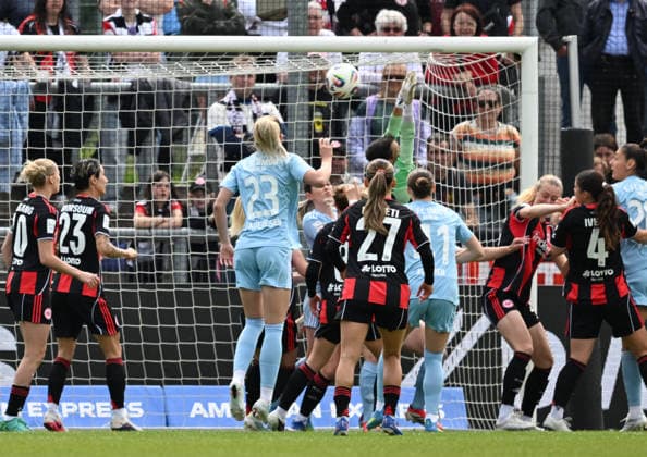 17.05.2026, xsltx, Fussball Google Pixel Frauen-Bundesliga, Eintracht Frankfurt - 1.FC Union Berlin v.l. Lina Altenburg (Eintracht Frankfurt) lässt nach einer Ecke vonLisa Heiseler (1. FC Union Berlin) den Ball ins Tor gleiten (DFL DFB REGULATIONS PROHIBIT ANY USE OF PHOTOGRAPHS as IMAGE SEQUENCES and or QUASI-VIDEO)