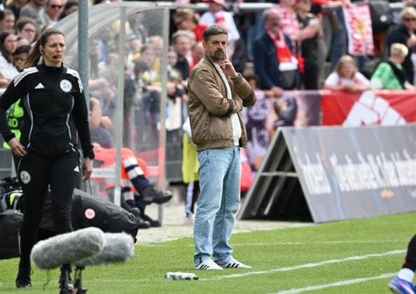 17.05.2026, xsltx, Fussball Google Pixel Frauen-Bundesliga, Eintracht Frankfurt - 1.FC Union Berlin v.l. Niko Arnautis (Trainer Eintracht Frankfurt) (DFL DFB REGULATIONS PROHIBIT ANY USE OF PHOTOGRAPHS as IMAGE SEQUENCES and or QUASI-VIDEO)