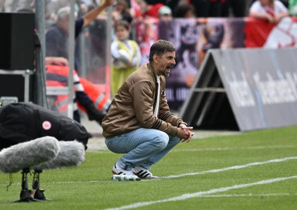 17.05.2026, xsltx, Fussball Google Pixel Frauen-Bundesliga, Eintracht Frankfurt - 1.FC Union Berlin v.l. Niko Arnautis (Trainer Eintracht Frankfurt) (DFL DFB REGULATIONS PROHIBIT ANY USE OF PHOTOGRAPHS as IMAGE SEQUENCES and or QUASI-VIDEO)