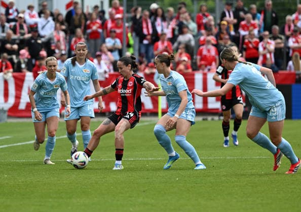 17.05.2026, xsltx, Fussball Google Pixel Frauen-Bundesliga, Eintracht Frankfurt - 1.FC Union Berlin v.l. GÃ raldine Reuteler (Eintracht Frankfurt) umringt von vier Berlinerinnen (DFL DFB REGULATIONS PROHIBIT ANY USE OF PHOTOGRAPHS as IMAGE SEQUENCES and or QUASI-VIDEO)
