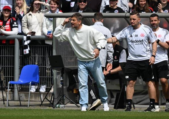 17.05.2026, xsltx, Fussball Google Pixel Frauen-Bundesliga, Eintracht Frankfurt - 1.FC Union Berlin v.l. Niko Arnautis (Trainer Eintracht Frankfurt) nach dem 4:2 von GÃ raldine Reuteler (Eintracht Frankfurt) (DFL DFB REGULATIONS PROHIBIT ANY USE OF PHOTOGRAPHS as IMAGE SEQUENCES and or QUASI-VIDEO)