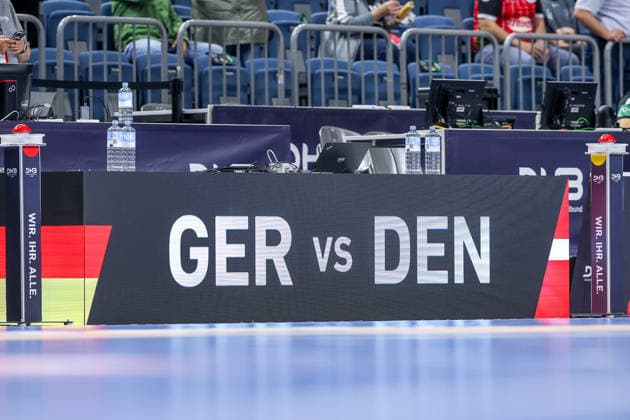 17.05.2026, xkwix, Handball, Länderspiel, Deutschland - Dänemark , Lanxess-Arena in Köln: Anzeige am Spielfeldrand mit der Aufschrift GER vs DEN Photo: xKamilxWilkowskixPressefotoKochx Nordrhein-Westfalen Deutschland