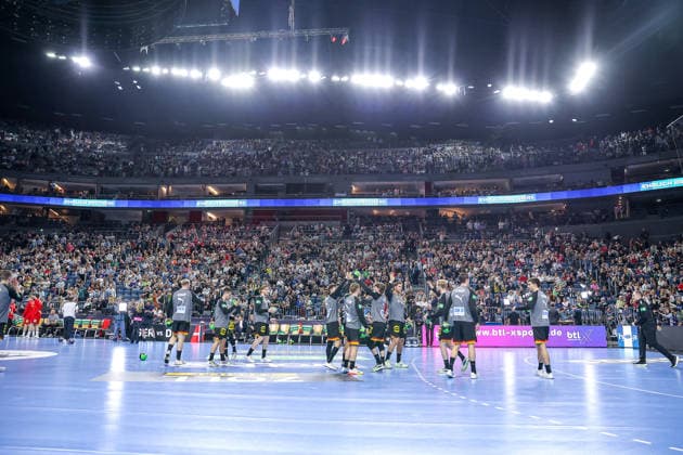 17.05.2026, xkwix, Handball, Länderspiel, Deutschland - Dänemark , Lanxess-Arena in Köln: Volle Halle mit Zuschauern vorne macht sich die Mannschaft aus Deutschland warm Photo: xKamilxWilkowskixPressefotoKochx Nordrhein-Westfalen Deutschland