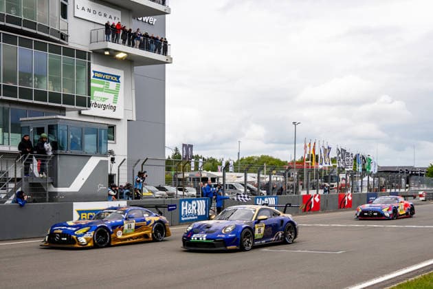 Mercedes-AMG Team RAVENOL SP 9 ( 80) gewinnt das 24h Rennen 2026 am Nürburring gemeinsam mit BLACK FALCON Team EAE SP 9 ( 5) und Mercedes-AMG Team Verstappen Racing SP 9 ( 3)beim Zieleinlauf Rheinland-Pfalz Deutschland