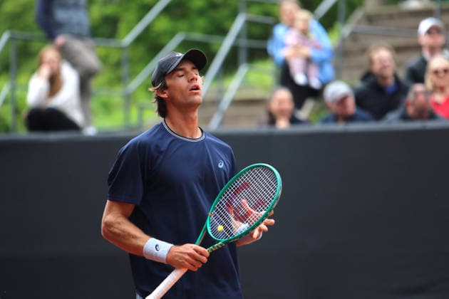 Bitpanda Hamburg Open, ATP, Tennis Herren 500, 2. Runde in der Qualifikation: DTB-Profi Henri Squire schaut nach einem verlorenen Ballwechsel enttäuscht.