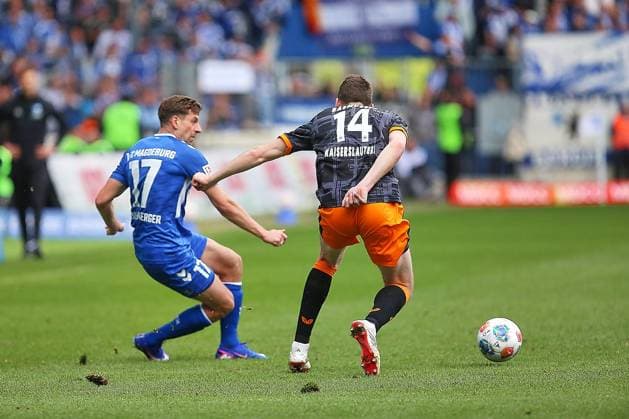 Sport Bilder des Tages Magdeburg, Sachsen-Anhalt, Deutschland, 17.05.2026: Avnet Arena: 34. Spieltag, Saison 2025 26, 2. Fußball-Bundesliga: 1. FC Magdeburg - 1. FC Kaiserslautern: Alexander Nollenberger (17, 1. FC Magdeburg) und Jacob Rasmussen (14, 1. FC Kaiserslautern) *** Magdeburg, Saxony-Anhalt, Germany, 17 05 2026 Avnet Arena 34 Matchday, Season 2025 26, 2 Soccer Bundesliga 1 FC Magdeburg 1 FC Kaiserslautern Alexander Nollenberger 17, 1 FC Magdeburg and Jacob Rasmussen 14, 1 FC Kaiserslautern Copyright: xdtsxNachrichtenagenturx dts_119124