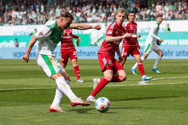Felix Klaus 30 (Spvgg Greuther Fuerth) mit seinem Doppelpack, der Schuss, der zum 2:0 fuehrt, , SpVgg Greuther Fuerth vs. Fortuna Duesseldorf, Fussball, Maenner, 2. Bundesliga, DFL, Saison 2025 2026, 34. Spieltag, Rueckrunde, 17.05.2026 DFB regulations prohibit any use of photographs as image sequences and or quasi-video Fuerth Bayern Deutschland