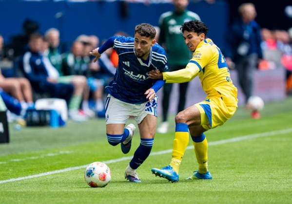 Zweikampf zwischen: duel between: Adil Aouchiche (FC Schalke 04, 24) und Johan Gomez (Eintracht Braunschweig, 44) FC Schalke 04 - Eintracht Braunschweig, 2. Bundesliga, 34. Spieltag, Veltins-Arena Gelsenkirchen, Saison 2025 2026, 17.05.2026 DFB regulations prohibit any use of photographs as image sequences and or quasi-video. Copyright: HMBxMedia xMarcoxBader
