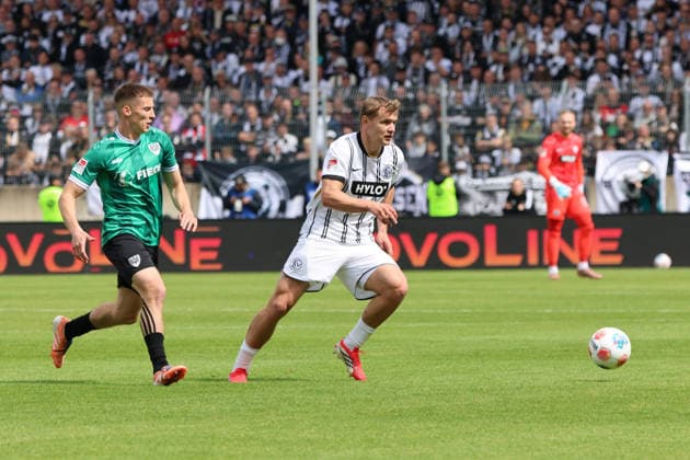17.05.2026, Fussball, Herren, 2. Bundesliga, Saison 2025 2026, SV 07 Elversberg SC Preußen Münster, Lasse Günther (SV 07 Elversberg), Tobias Raschl (SC Preußen Münster) Elversberg Ursapharm-Arena an der Kaiserlinde Saarland Deutschland (DEU) Copyright: xSebastianxBachx