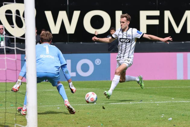 17.05.2026, Fussball, Herren, 2. Bundesliga, Saison 2025 2026, SV 07 Elversberg SC Preußen Münster, Tom Zimmerschied (SV 07 Elversberg), Johannes Schenk (SC Preußen Münster) Elversberg Ursapharm-Arena an der Kaiserlinde Saarland Deutschland (DEU) Copyright: xSebastianxBachx