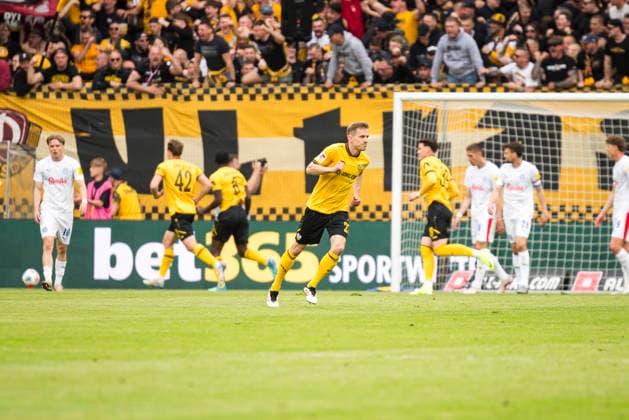 17.05.2026, xomx, Fussball 2.Bundesliga, Dynamo Dresden - Holstein Kiel v.l. jubelt, Torjubel, Tor, Goal, Jubel, Freude, freuen zum 1:0 durch Vincent Vermeij (Dynamo Dresden) (DFL DFB REGULATIONS PROHIBIT ANY USE OF PHOTOGRAPHS as IMAGE SEQUENCES and or QUASI-VIDEO) Dresden