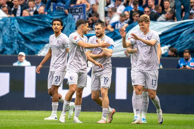 17.05.2026, xdaymx, Fussball 2.Bundesliga, Karlsruher SC - VfL Bochum, Torjubel mit der Mannschaft mit dem Torschützen zum 1:0 von Kjell Wätjen (VfL Bochum) (DFL DFB REGULATIONS PROHIBIT ANY USE OF PHOTOGRAPHS as IMAGE SEQUENCES and or QUASI-VIDEO) Karlsruhe