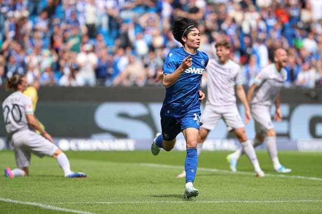 bediente Bochumer nach dem Treffer zum 1:1 durch Shio Fukuda (Karlsruher SC, 13), Karlsruher SC vs. VfL Bochum, 2. Bundesliga, 34. Spieltag, 2025 2026, 17.05.2026, DFL REGULATIONS PROHIBIT ANY USE OF PHOTOGRAPHS AS IMAGE SEQUENCES AND OR QUASI-VIDEO, Karlsruher SC vs. VfL Bochum, 2. Bundesliga, 34. Spieltag, 2025 2026, 17.05.2026 Karlsruhe