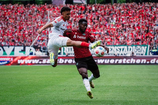 2. Bundesliga: Hannover 96 vs. 1. FC Nürnberg, 17.05.2026 Henri Koudossou (1. FC Nürnberg, 8) gegen Mustapha Bundu (Hannover 96, 7) im Zweikampf; Fußball, 2. Bundesliga, 34. Spieltag: Hannover 96 vs. 1. FC Nürnberg am 17.05.2026 in der Heinz von Heiden Arena, Hannover DFL REGULATIONS PROHIBIT ANY USE OF PHOTOGRAPHS AS IMAGE SEQUENCES AND OR QUASI-VIDEO.