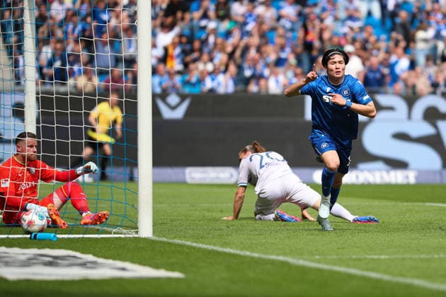 bedienter Timo Horn (VfL Bochum, Torwart, 01) und Noah Loosli (VfL Bochum, 20) nach dem Treffer zum 1:1 Ausgleich durch Shio Fukuda (Karlsruher SC, 13), Karlsruher SC vs. VfL Bochum, 2. Bundesliga, 34. Spieltag, 2025 2026, 17.05.2026, DFL REGULATIONS PROHIBIT ANY USE OF PHOTOGRAPHS AS IMAGE SEQUENCES AND OR QUASI-VIDEO, Karlsruher SC vs. VfL Bochum, 2. Bundesliga, 34. Spieltag, 2025 2026, 17.05.2026 Karlsruhe