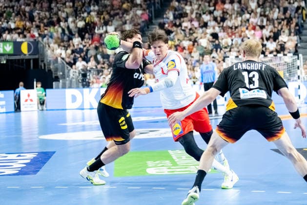 Dortmund 17.05.2026, Handball, Herren, Länderspiel, Deutschland Dänemark Lasse Kjaer Moller (Dänemark, 64) im Zweikampf mit Johannes Golla (Deutschland, 4)