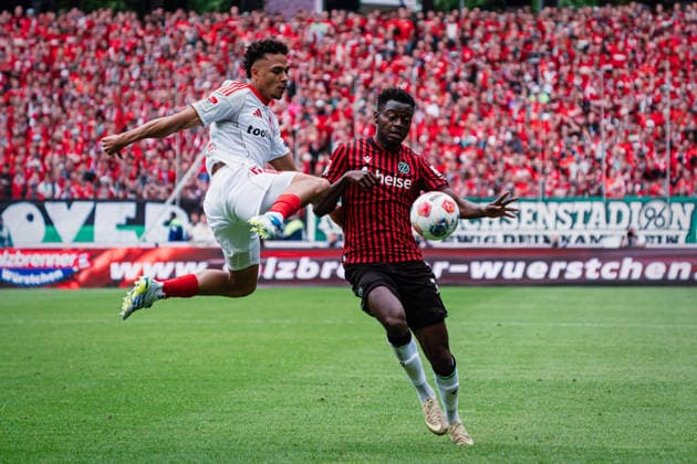 2. Bundesliga: Hannover 96 vs. 1. FC Nürnberg, 17.05.2026 Henri Koudossou (1. FC Nürnberg, 8) gegen Mustapha Bundu (Hannover 96, 7) im Zweikampf; Fußball, 2. Bundesliga, 34. Spieltag: Hannover 96 vs. 1. FC Nürnberg am 17.05.2026 in der Heinz von Heiden Arena, Hannover DFL REGULATIONS PROHIBIT ANY USE OF PHOTOGRAPHS AS IMAGE SEQUENCES AND OR QUASI-VIDEO.