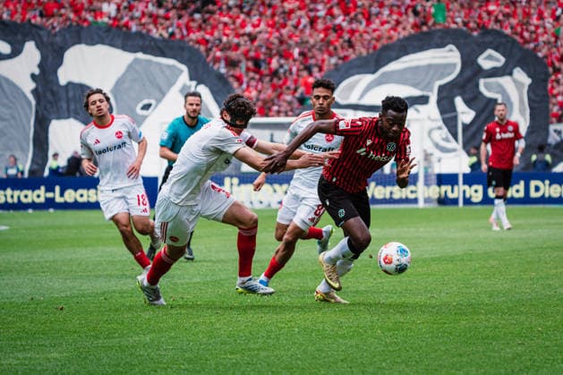 2. Bundesliga: Hannover 96 vs. 1. FC Nürnberg, 17.05.2026 Fabio Gruber (1. FC Nürnberg, 4) gegen Mustapha Bundu (Hannover 96, 7); Fußball, 2. Bundesliga, 34. Spieltag: Hannover 96 vs. 1. FC Nürnberg am 17.05.2026 in der Heinz von Heiden Arena, Hannover DFL REGULATIONS PROHIBIT ANY USE OF PHOTOGRAPHS AS IMAGE SEQUENCES AND OR QUASI-VIDEO.