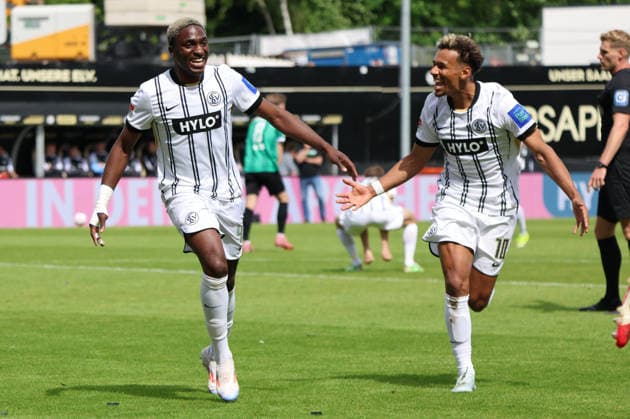 17.05.2026, Fussball, Herren, 2. Bundesliga, Saison 2025 2026, SV 07 Elversberg SC Preußen Münster, Torjubel zum 2:0, Torschütze: David Mokwa (SV 07 Elversberg), Bambase Conte (SV 07 Elversberg) Elversberg Ursapharm-Arena an der Kaiserlinde Saarland Deutschland (DEU) Copyright: xSebastianxBachx