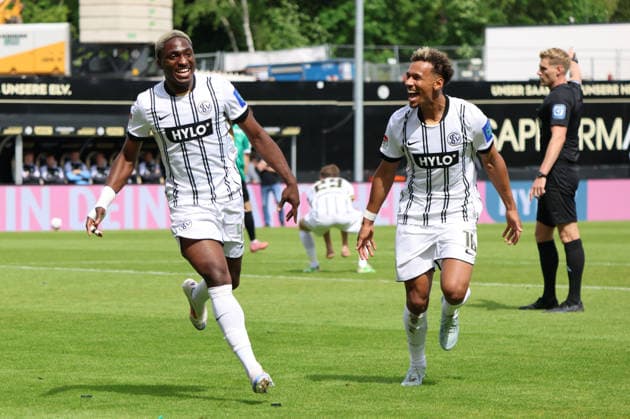 17.05.2026, Fussball, Herren, 2. Bundesliga, Saison 2025 2026, SV 07 Elversberg SC Preußen Münster, Torjubel zum 2:0, Torschütze: David Mokwa (SV 07 Elversberg), Bambase Conte (SV 07 Elversberg) Elversberg Ursapharm-Arena an der Kaiserlinde Saarland Deutschland (DEU) Copyright: xSebastianxBachx