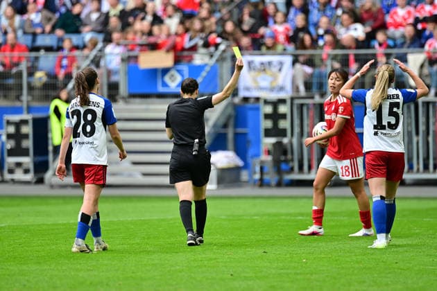 Fußball I Frauen I Saison 2025-2026 I Bundesliga I 26. Spieltag I Hamburger SV - FC Bayern München I 17.05.2026 Gelbe Karte für Annalena Carolina Wucher (15, Hamburger SV) nach dem Foul an Momoko Tanikawa (18, FC Bayern München) Hamburg Volksparkstadion Hamburg Deutschland Copyright: xLobeca WolfxGebhardtx