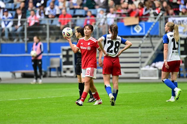 Fußball I Frauen I Saison 2025-2026 I Bundesliga I 26. Spieltag I Hamburger SV - FC Bayern München I 17.05.2026 Momoko Tanikawa (18, FC Bayern München) nimmt sich den Ball nach dem Foul an sich. Hamburg Volksparkstadion Hamburg Deutschland Copyright: xLobeca WolfxGebhardtx
