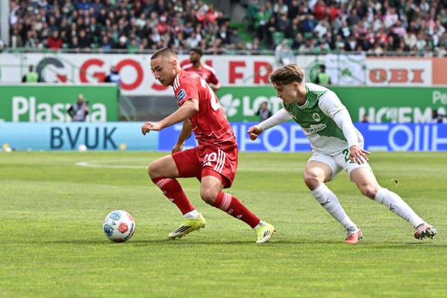FUERTH, GERMANY - 17. MAI: tackle between Marin LJUBICIC (Fortuna Düsseldorf 20) and Fian-Luca ITTER (SpVgg Greuther Fuerth 27) during the 2. Bundesliga Match between SpVgg Greuther Fuehrt vs. Fortuna Duesseldorf at Matchday 34 at Sportpark Ronhof Thomas Sommer DFL REGULATIONS PROHIBIT ANY USE OF PHOTOGRAPHS AS IMAGE SEQUENCES AND OR QUASI-VIDEO Copyright: xBEAUTIFULxSPORTS Goldbergx