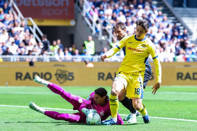 FC Internazionale vs Hellas Verona FC - Serie A 2025 26 - 17 05 2026 Yann Sommer of FC Internazionale competes for the ball with Kieron Tom Bowie of Hellas Verona FC during Serie A 2025 26 football match between FC Internazionale and Hellas Verona FC at San Siro Stadium in Milan, Italy Copyright: xBEAUTIFULxSPORTS Carabellix