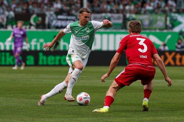 Felix Klaus 30 (Spvgg Greuther Fuerth) in Aktion gegen Christopher Lenz 3 (Fortuna Duesseldorf), SpVgg Greuther Fuerth vs. Fortuna Duesseldorf, Fussball, Maenner, 2. Bundesliga, DFL, Saison 2025 2026, 34. Spieltag, Rueckrunde, 17.05.2026 DFB regulations prohibit any use of photographs as image sequences and or quasi-video Fuerth Bayern Deutschland