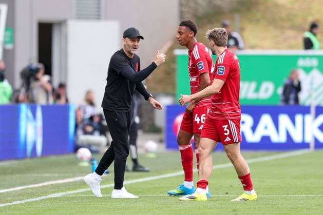 Cheftrainer Alexander Ende (Fortuna Duesseldorf) mit Anweisungen an Sima Suso 46 (Fortuna Duesseldorf) und Christopher Lenz 3 (Fortuna Duesseldorf), SpVgg Greuther Fuerth vs. Fortuna Duesseldorf, Fussball, Maenner, 2. Bundesliga, DFL, Saison 2025 2026, 34. Spieltag, Rueckrunde, 17.05.2026 DFB regulations prohibit any use of photographs as image sequences and or quasi-video Fuerth Bayern Deutschland