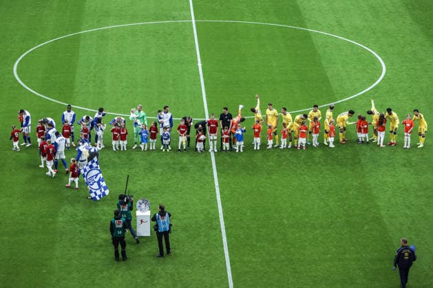 Fussball, 2. Bundesliga Saison 2025 2026 34. Spieltag FC Schalke 04 - Eintracht Braunschweig 17.05.2026, VELTINS-Arena Die Spieler beim Einlauf Gelsenkirchen VELTINS-Arena Nordrhein-Westfalen Deutschland