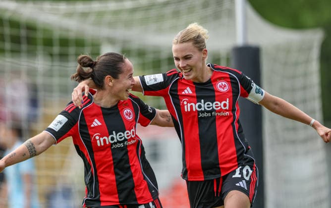 GER, Frankfurt, Eintracht Frankfurt vs Union Berlin, Google Pixel Bundesliga, Fussball, DFB, Spielzeit 2025 2026, Stadion am Brentanobad, 26. Spieltag im Bild: Geraldine Reuteler (Eintracht Frankfurt Frauen 14), Laura Freigang (Eintracht Frankfurt Frauen 10), Tor, Jubel und Freude, Emotionen, 2:2 DFB DFL REGULATIONS PROHIBIT ANY USE OF PHOTOGRAPHS AS IMAGE SEQUENCES AND OR QUASI-VIDEO, 17.05.2026 Copyright: HMBxMedia HendrikxHamelau