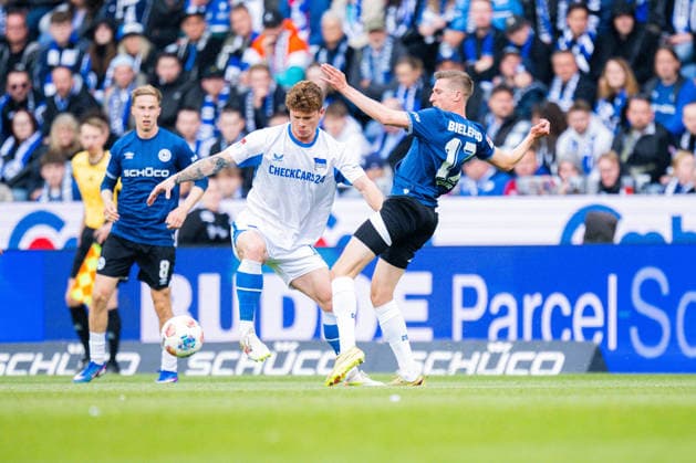 Sport Bilder des Tages 17.05.2026 - Fußball, 2025 2026, 2. Bundesliga, 34. Spieltag, DSC Arminia Bielefeld - Hertha BSC Berlin: (L-R) Sebastian Grönning (Berlin), Arne Sicker (Bielefeld) DFL REGULATIONS PROHIBIT ANY USE OF PHOTOGRAPHS AS IMAGE SEQUENCES AND OR QUASI-VIDEO. *** 17 05 2026 Soccer, 2025 2026, 2 Bundesliga, 34 Matchday, DSC Arminia Bielefeld Hertha BSC Berlin L R Sebastian Grönning Berlin , Arne Sicker Bielefeld DFL REGULATIONS PROHIBIT ANY USE OF PHOTOGRAPHS AS IMAGE SEQUENCES AND OR QUASI VIDEO