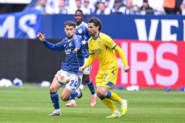 17.05.2026, Fussball, 2. Bundesliga, Saison 2025 2026, 34. Spieltag, FC Schalke 04 - Eintracht Braunschweig, Adil Aouchiche (FC Schalke 04), Fabio Kaufmann (Eintracht Braunschweig) xRHR-FOTO YYx Copyright: KROEGER RHR-FOTOx RHR-FOTO YY