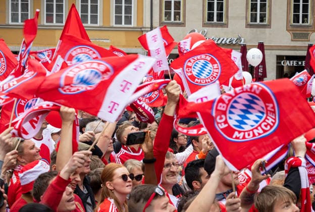Munich, Bavaria, Germany May 17, 2026: Soccer: FC Bayern Munich™s championship celebration on the City Hall balcony and at Marienplatz in Munich following their victory in the 2025 2026 Bundesliga season. Hundreds of fans at Marienplatz in Munich celebrate with flags, scarves, balloons, and jerseys bearing the club™s logo