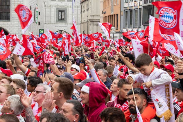 Munich, Bavaria, Germany May 17, 2026: Soccer: FC Bayern Munich™s championship celebration on the City Hall balcony and at Marienplatz in Munich following their victory in the 2025 2026 Bundesliga season. Hundreds of fans at Marienplatz in Munich celebrate with flags, scarves, balloons, and jerseys bearing the club™s logo