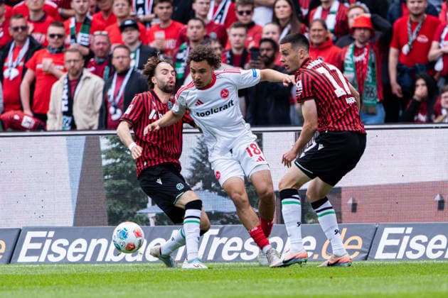Hannover, Deutschland 17. Mai 2026: 2. BL - 2025 2026 - Sp. 34 - Hannover 96 gegen 1. FC Nürnberg Im Bild: v. li. im Zweikampf Kolja Nuno Oudenne (HAN), Rafael Lubach (FCN) und Bastian Allgeier (HAN) DFL DFB regulations prohibit any use of photographs as image sequences and or quasi-video Heinz von Heiden Arena Niedersachsen