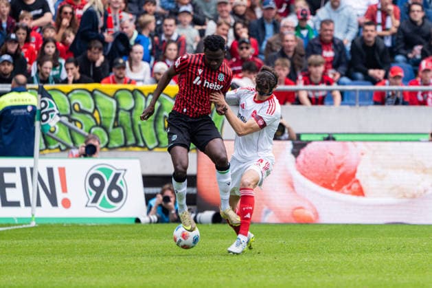 Hannover, Deutschland 17. Mai 2026: 2. BL - 2025 2026 - Sp. 34 - Hannover 96 gegen 1. FC Nürnberg Im Bild: v. li. im Zweikampf Mustapha Bundu (HAN) und Fabio Gruber (FCN) DFL DFB regulations prohibit any use of photographs as image sequences and or quasi-video Heinz von Heiden Arena Niedersachsen