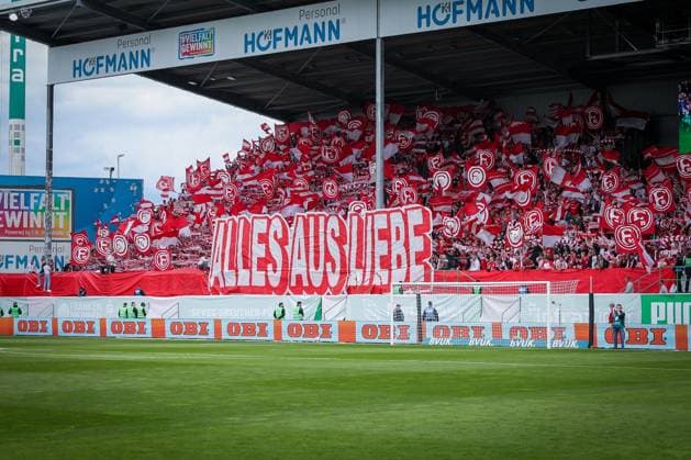 Choreo Choreografie Choreography der Duesseldorf Fans, Alles aus Liebe, SpVgg Greuther Fuerth vs. Fortuna Duesseldorf, Fussball, Maenner, 2. Bundesliga, DFL, Saison 2025 2026, 34. Spieltag, Rueckrunde, 17.05.2026 DFB regulations prohibit any use of photographs as image sequences and or quasi-video Fuerth Bayern Deutschland