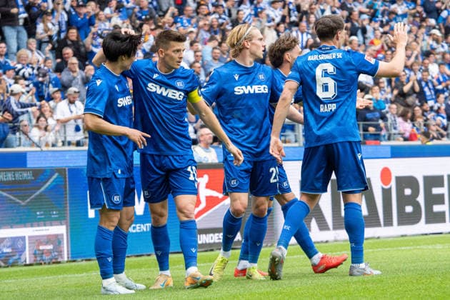 17.05.2026, xdaymx, Fussball 2.Bundesliga, Karlsruher SC - VfL Bochum, Torjubel von Shio Fukuda (Karlsruher SC) zum 1:1 mit der Mannschaft (DFL DFB REGULATIONS PROHIBIT ANY USE OF PHOTOGRAPHS as IMAGE SEQUENCES and or QUASI-VIDEO) Karlsruhe