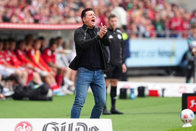 17.05.2026, xydrx, Herren, Fußball, 2.Bundesliga, Hannover 96 - 1.FC Nürnberg, Saison 2025 2026, Heinz von Heiden Arena: Christian Titz (Cheftrainer Hannover 96) gestikulierend DFB regulations prohibit any use of photographs as image sequences and or quasi-video.