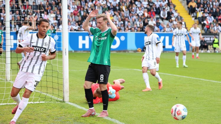 17.05.2026, xrekx, Fussball 2.Bundesliga, SV Elversberg - Preußen Münster v.l. Joshua Mees (Preussen Muenster) enttaeuscht, enttäuscht, schaut enttaeuscht, niedergeschlagen, disappointed (DFL DFB REGULATIONS PROHIBIT ANY USE OF PHOTOGRAPHS as IMAGE SEQUENCES and or QUASI-VIDEO) Elversberg