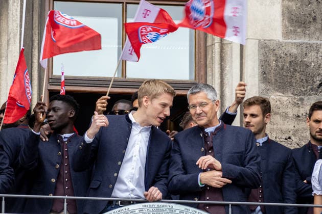 Munich, Bavaria, Germany May 17, 2026: Soccer: FC Bayern Munich™s championship celebration on the City Hall balcony and at Marienplatz in Munich following their victory in the 2025 2026 Bundesliga season. Munich Mayor Dominik Krause (Alliance 90 The Greens) speaks with Herbert Hainer (President of FC Bayern) on the City Hall balcony