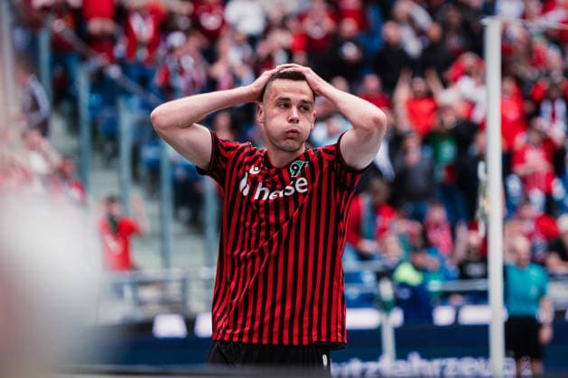 2. Bundesliga: Hannover 96 vs. 1. FC Nürnberg, 17.05.2026 Maik Nawrocki (Hannover 96, 6) verschlägt die Hände über den Kopf; Fußball, 2. Bundesliga, 34. Spieltag: Hannover 96 vs. 1. FC Nürnberg am 17.05.2026 in der Heinz von Heiden Arena, Hannover DFL REGULATIONS PROHIBIT ANY USE OF PHOTOGRAPHS AS IMAGE SEQUENCES AND OR QUASI-VIDEO.