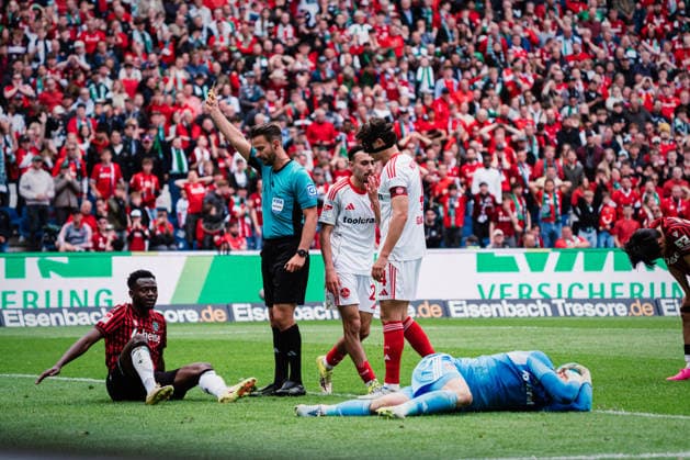 2. Bundesliga: Hannover 96 vs. 1. FC Nürnberg, 17.05.2026 Jan Reichert (1. FC Nürnberg, 1) liegt am Boden, Mustapha Bundu (Hannover 96, 7) bekommt die gelbe Karte von Daniel Schlager (Schiedsrichter); Fußball, 2. Bundesliga, 34. Spieltag: Hannover 96 vs. 1. FC Nürnberg am 17.05.2026 in der Heinz von Heiden Arena, Hannover DFL REGULATIONS PROHIBIT ANY USE OF PHOTOGRAPHS AS IMAGE SEQUENCES AND OR QUASI-VIDEO.